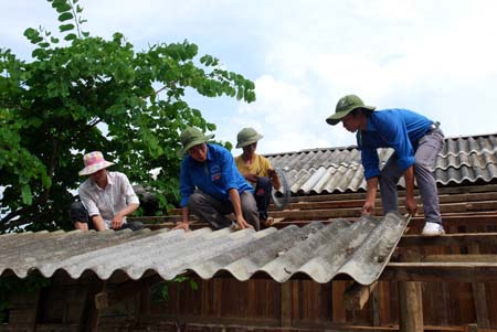 Thanh niên tình nguyện lợp lại mái nhà cho gia đình có công với cách mạng tại bản Có Thái, xã Nậm Có (Mù Cang Chải) trong chiến dịch tình nguyện hè 2011.
